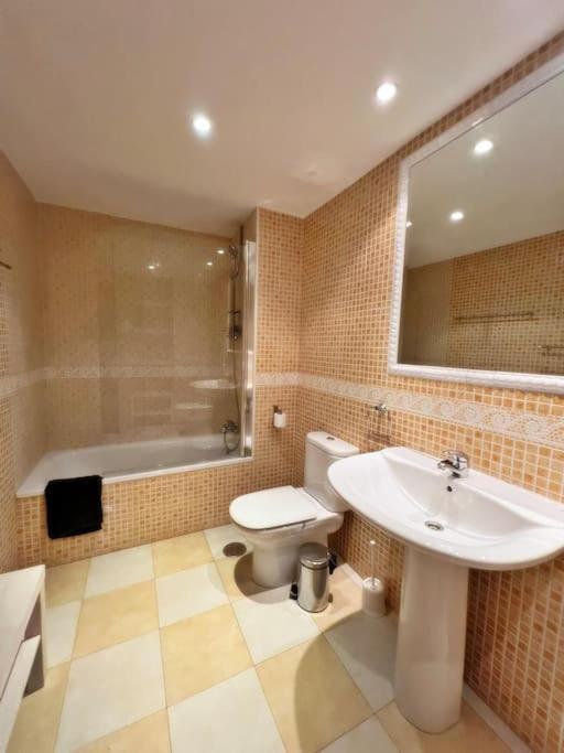 Magnifico Y Amplio Apartamento Con Terraza Фуeнхирола Екстериор снимка